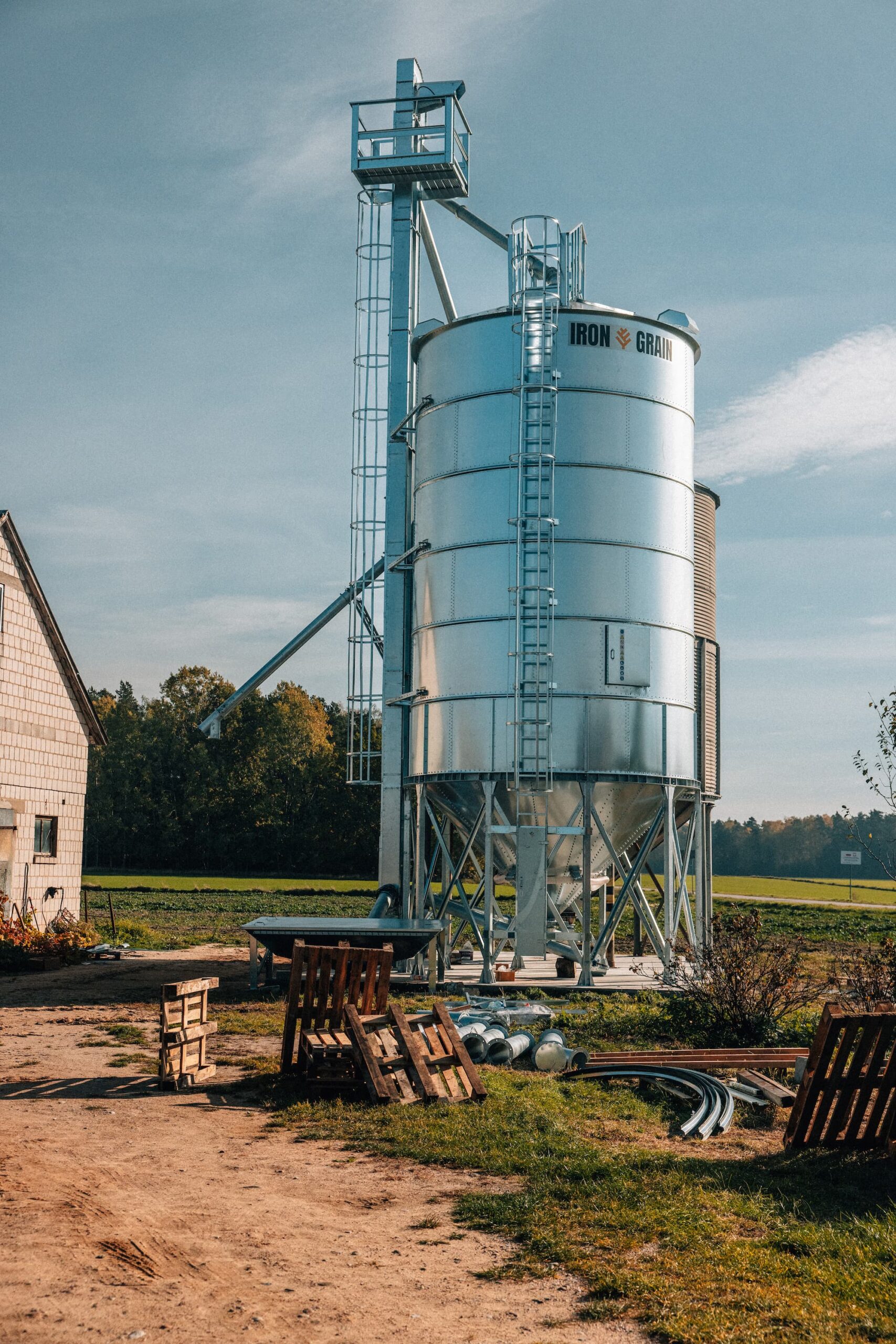 Silos lejowy z podajnikiem kubełkowym i podestem serwisowym